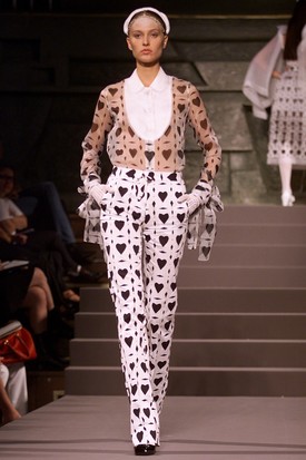 Ma is simán hordhatóak a 2002-ben megtervezett Viktor & Rolf darabok.