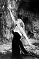 1960-ban mutatták be Federico Fellini Az édes élet című filmjét, amely azonnal filmtörténelmet írt. Anita Ekberg ikonikus éjszakai fürdőzése a Trevi-kútban a fekete Valentino ruhában örökre beleégett a kollektív emlékezetbe. Nem véletlen, hogy kevesebb mint egy évvel a premier után szó szerint özönlöttek az ügyfelek Valentino Via dei Condotti-n található stúdiójába.