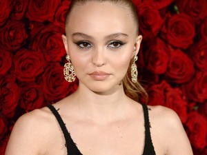 Lily-Rose Depp megtanítja, hogyan kell bájosan cicit villantani!