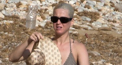 Katy Perry bikinis fotói bizonyítják, hogy ő egy IGAZI NŐ
