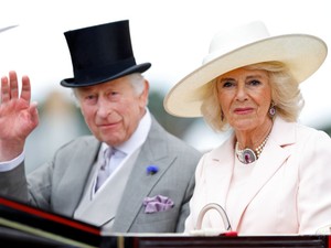 Károly király és Kamilla királyné csak úgy ragyognak egymás mellett, álomszép karácsonyi képeslappal üzentek