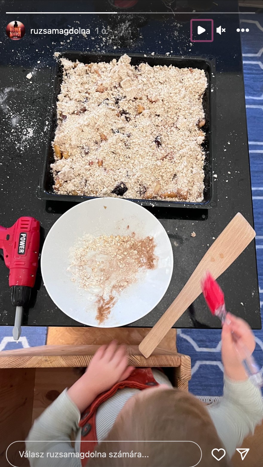 Rúzsa Magdi gyermeke a konyhában