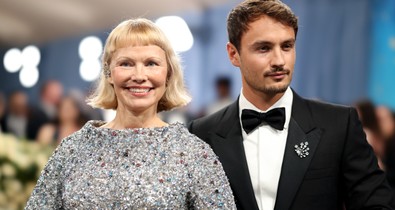 Pamela Anderson brutálisan rövid hajjal érkezett a Met-gálára, és nem is akárki ez a sármos fiatal férfi mellette