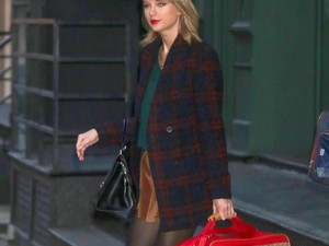 Taylor Swift ismét a cicájával sétál!