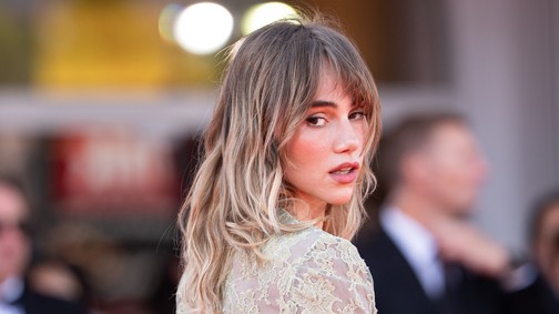 Megvan minden idők legízlésesebb meztelenruhája: Suki Waterhouse Velencei Filmfesztivál belépőjére még sokáig emlékezni fogunk
