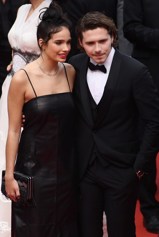 Brooklyn Beckham eldobta az agyát, amikor meglátta, milyen dögös a vörös szőnyegen barátnője