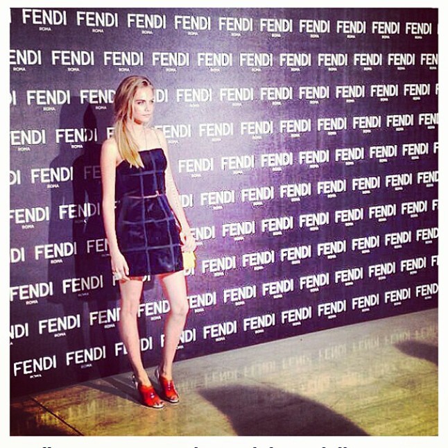 Cara Delevingne a Fendi arcaként érkezett a bemutatóra.