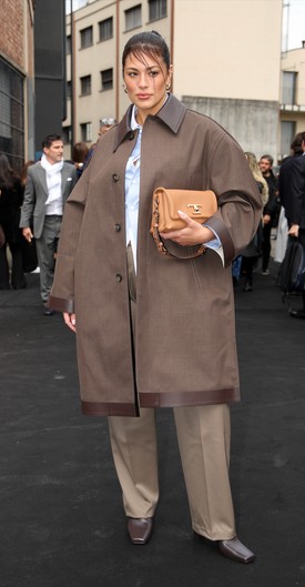 Ashley Graham tetőtől talpig viselte az év színének különböző árnyalatait