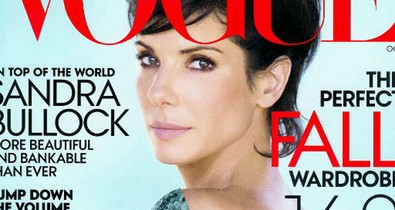 Parókában mutat meztelen hátat Sandra Bullock