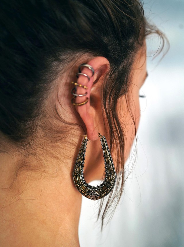 Joey megmutatta a részleteket is, nagyon látványos és lenyűgözően különleges Alexander McQueen fülbevalót passzintott a szetthez