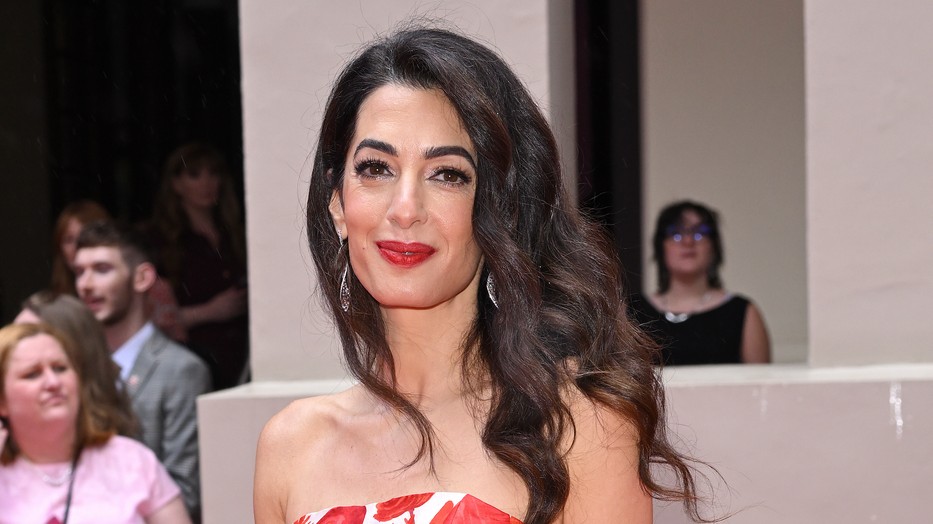 Amal Clooney virágos ruhája csupa nyár