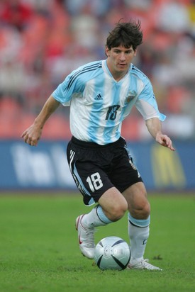 Igazi magyar vonatkozású sporttörténeti pillanat volt ez, ugyanis Lionel Messi 2005. augusztus 17-én Budapesten, a Puskás Ferenc Stadion gyepén lépett pályára életében először az argentin felnőtt válogatott színeiben.