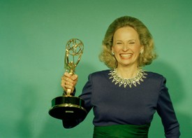 Bonnie Bartlett Emmy-díjjal a kezében. (1987)