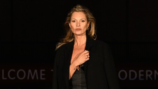 Az 50 éves Kate Moss pucérruhájától azonnal zavarba jössz