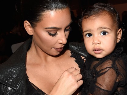 Miééért? Kim Kardashian már kislánya hasát is photoshopolta...