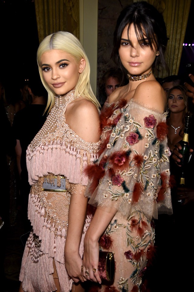 Folytatódik a botrány a Jenner-lányok körül! Beperelték őket a rocklegendás pólók miatt!