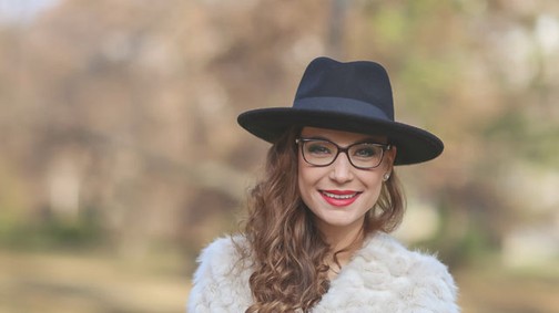 Pataki Szilvi valódi szőrme nélkül is dögös