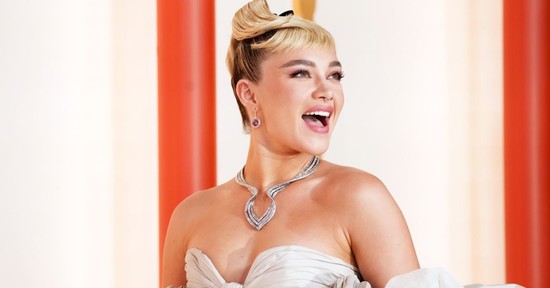 7 pikáns pillanat, amikor Florence Pugh meztelenruhában tündökölt, és csak úgy áradt belőle a felszabadultság