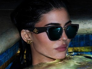 Ez valami észbontó: Kylie Jenner csipkeruhában úszkál a Dolce&Gabbana legújabb kampányfilmjében