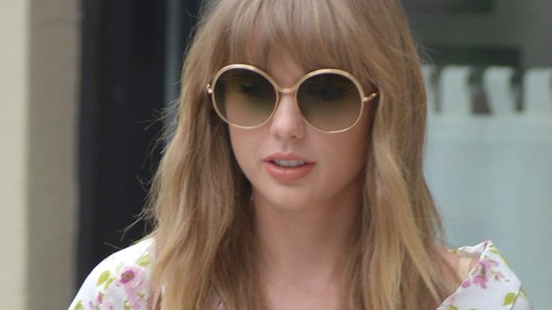 Taylor Swift ruhája elképesztő, de cipőjét semmi pénzért nem vennénk fel