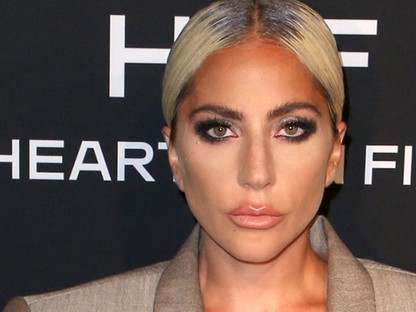 Lady Gaga Kim Kardashian és egy lecsúszott üzletember keveréke ebben a szettben