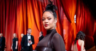 Imádjuk, hogy Rihanna várandósan sem mond le a crop topokról 