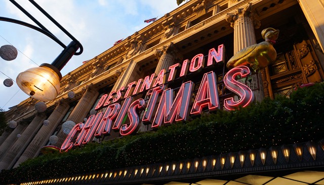 Tombol a hőség, de a luxusáruházban most megkezdődött a karácsonyi vásár