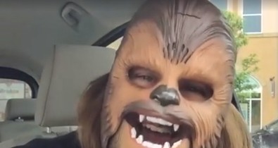 Ez a lány felpróbált egy Csubakka-maszkot, és nem bírja abbahagyni a nevetés