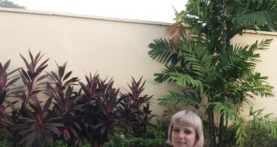 Anna a banánfák alatt, medence mellett tölti a mai napot