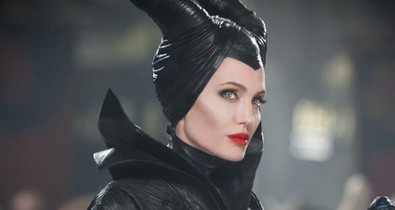Azt hitted Angelina Jolie mindig komor? Így őrültködik a forgatás közben!