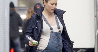 Nézd! Milyen óriási Jessica Biel pocakja