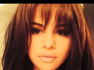 Hű! Selena Gomez új frizurára váltott!