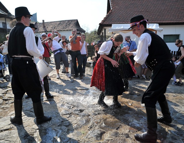 Nem a locsolás a legrosszabb: furcsa húsvéti szokások a világból