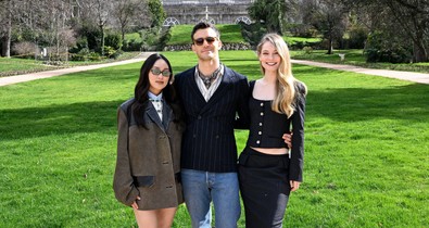 A Bridgerton sztárjai összebújva pózolnak a vörös szőnyegen, a valóságban is gyönyörűek együtt