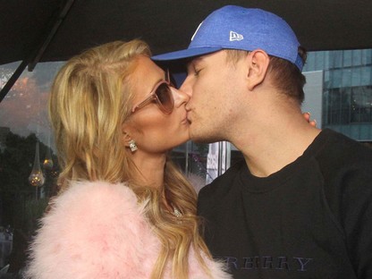 Elképesztő lánykérés: Paris Hilton immár menyasszony