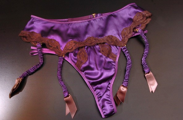 A hódításhoz 2000-es években is a szatént ajánlotta sok fehérnemű tervező, vad színekben, csipkével és harisnyatartóval kombinálva.