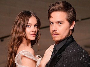 Palvin Barbara új külsővel tarolt a vörös szőnyegen, ő és férje, Dylan Sprouse ismét ellopták a show-t