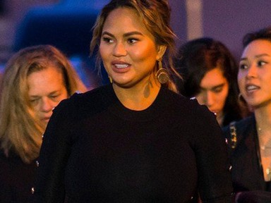 Chrissy Teigen a legegyszerűbb kismamaruhában is egy bombázó