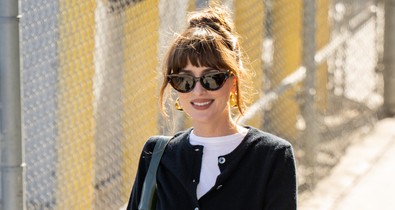 2024 stílusikonja Dakota Johnson, még a sneaker divatot is ő diktálja idén