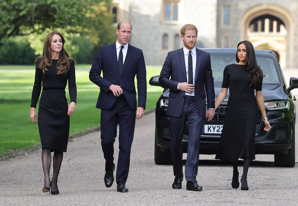 Katalin hercegné, Vilmos herceg, Harry herceg és Meghan Markle kapcsolata mára meglehetősen távoli, és egyelőre nem úgy tűnik, mintha a két házaspár közeledne egymáshoz