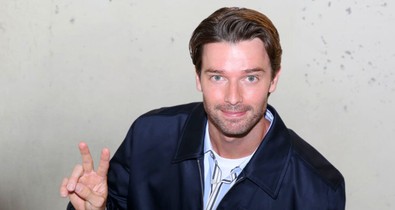 Patrick Schwarzenegger és menyasszonya arcpirító fotói lángra lobbantották az internetet: a Fehér Lótusz sztárja egy szál alsónadrágban pózol a kamerák előtt