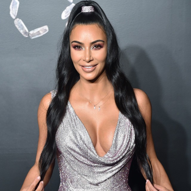 Kim Kardashian a dekoltázsát mutogatja