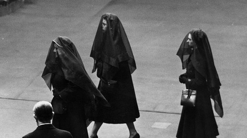 Mégis hogyan illik felöltözni Erzsébet királynő temetésére?