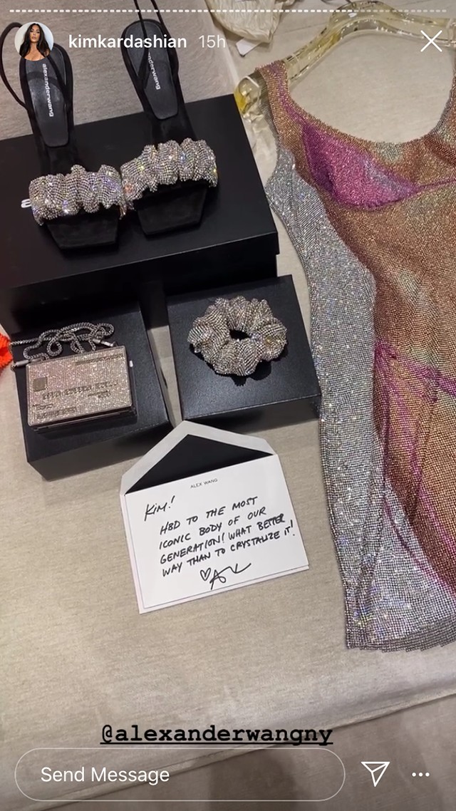 Kim Kardashian bemutatja a meztelenruhát, ami minden eddigi meztelenruhát felülmúl