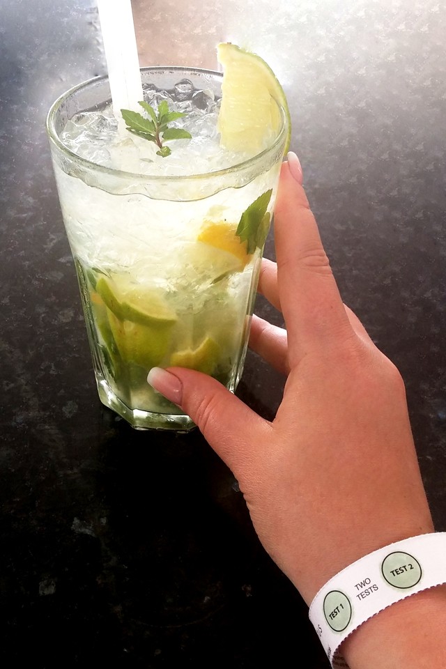 Ez a karszalag kimutatja, ha valamit belekevertek az italodba