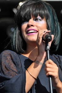 lilyallen-200x-d00003E3Bfb32ce5f3c98.jpg