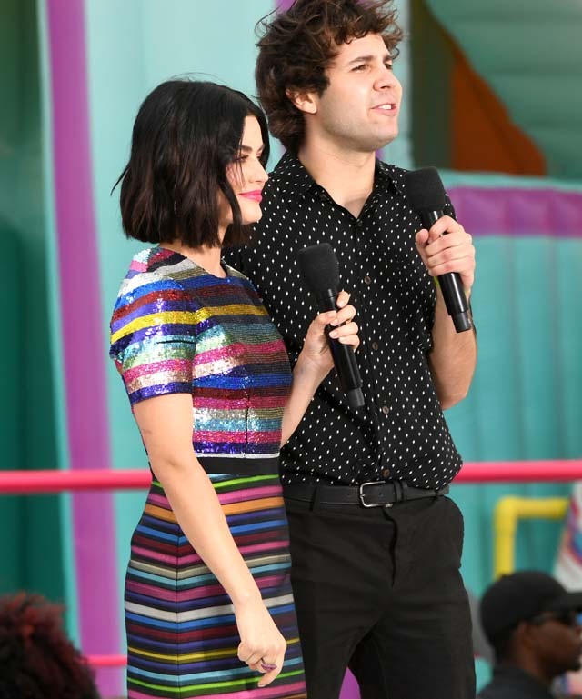 Lucy Hale négy különböző szettel próbálkozott a Teen Choice gálán, de egyik sem állt jól neki