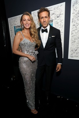 Blake Lively és Ryan Reynolds kétségtelenül az est egyik legelegánsabb párosa voltak. A színésznő egy ezüst, flitteres Tamara Ralph kreációban ragyogott, férje pedig  fekete szmokingot viselt. 