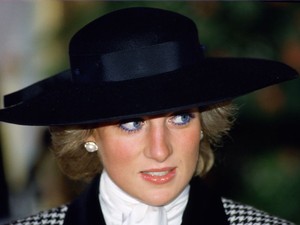 Ma már senki nem emlékszik Diana hercegné csodás szettjére, pedig a cannes-i filmfesztivál egyik legszebb darabja volt