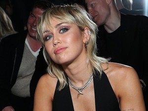 Mellvillantós kezeslábas, Miley Cyrus rizikós szerelésben divathetezik